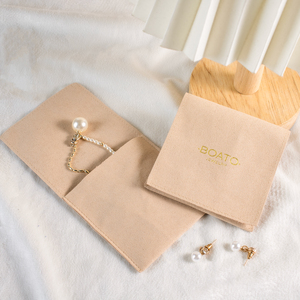 Bolsa de Joyería de Microfibra de Gamuza Rosa Bebé con Solapa y Logotipo Personalizado de Alta Calidad para Empacar Aretes, Collares y Anillos - Product Image 1