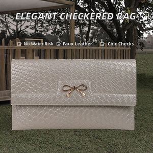 Bolso de mano de tela con diseño elegante, ideal para bodas, graduaciones y eventos especiales. - Product Image 2