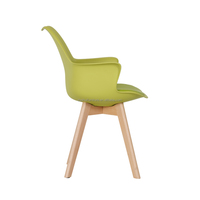 Chaise de salle à manger moderne D-821F avec accoudoirs rembourrés en plastique et pieds en bois, légère et abordable