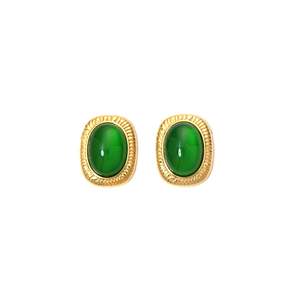 Pendientes de Moda con Cabujón Verde, Acero Inoxidable 316L, Baño de Oro PVD, Forma Ovalada, Sostenibles y Resistentes - Product Image 1