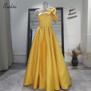 RUOLAI OEV-L4384 Elegante Abito da Sera <span class=keywords><strong>Lungo</strong></span> Monospalla <span class=keywords><strong>con</strong></span> Fiocco e <span class=keywords><strong>Spacco</strong></span>, <span class=keywords><strong>Vestito</strong></span> da Cerimonia Africano Giallo in <span class=keywords><strong>Raso</strong></span> - Product Image 1