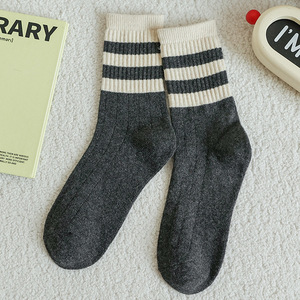<span class=keywords><strong>Calcetines</strong></span> de lana de longitud media para mujer, de <span class=keywords><strong>5</strong></span> <span class=keywords><strong>dedos</strong></span> estilo versátil para uso diario, <span class=keywords><strong>calcetines</strong></span> cálidos gruesos y acogedores para la escuela y el invierno - Product Image 4