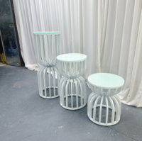Ensemble de 3 tables d'appoint blanches en forme de vase creux avec plateau en verre trempé, table de présentation de gâteau de mariage pour événements et banquets