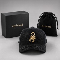Casquette de baseball brodée Streetwear noire à 5 panneaux avec logo personnalisé, patch appliqué, broderie métallique dorée Scorpion et visière incurvée