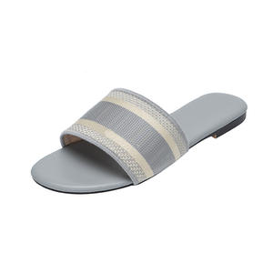 <span class=keywords><strong>Sandali</strong></span> di design all'ingrosso pantofole con ricamo spiaggia piatta <span class=keywords><strong>sandali</strong></span> di lusso da donna di design di lusso pantofole da donna - Product Image 5