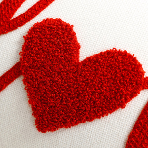 Housse de coussin moderne en tissu brodé en forme de cœur rouge pour la Saint-Valentin - Product Image 6