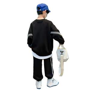 Ensemble de sport automne 2026 pour garçons, nouveau style, sweat-shirt et pantalon de survêtement en coton à rayures pour enfants et adolescents, vêtements décontractés et tendance - Product Image 5