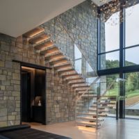 Escalier flottant moderne en bois massif avec rampe en bois, design durable et écologique pour usage intérieur : appartements, villas, halls, sous-sols