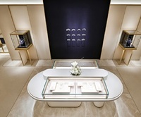 Îlot de présentation de bijoux ovale blanc et or de luxe avec éclairage LED, vitrine en verre haut de gamme pour les bijouteries haut de gamme