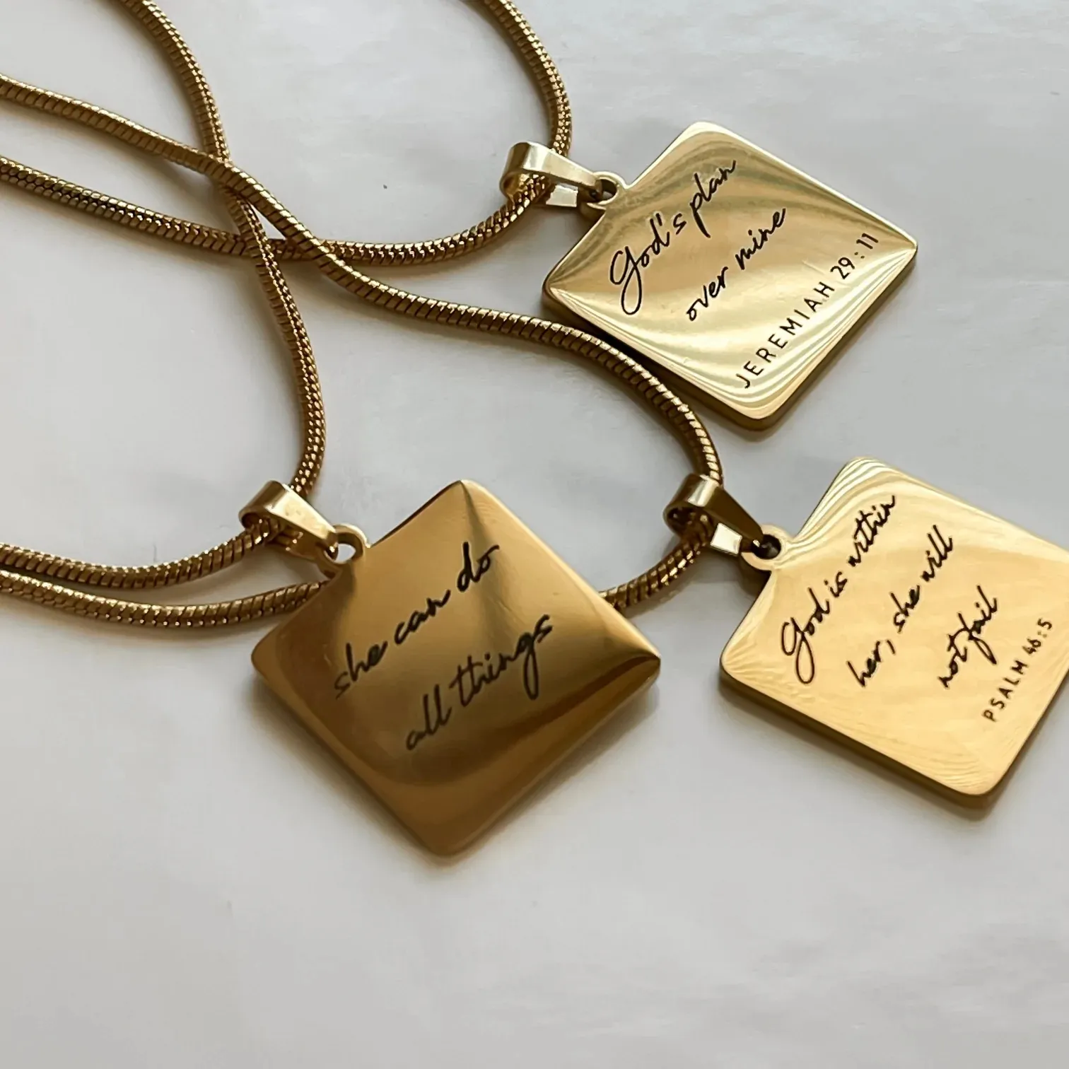 Ketting Bevestiging Sieraden Vierkante Hanger Woorden Geschorst Door Een Gouden Ketting Dat Heeft Een Verstelbare Riem En Een Papegaai Sluiting