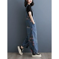 Nouvelle collection Printemps-Été 2026 : Salopette en jean rétro à imprimé floral pour femme, multi-poches, coupe ballon ample, chic et décontractée.