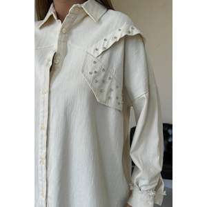เสื้อเชิ้ตผ้าลินินสไตล์โบฮีเมียนแบบกระดุมไม่สมมาตร สีเบจ สำหรับผู้หญิง สไตล์ลำลอง - Product Image 2