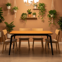 Table basse décorative simple et commerciale, surface en cuir orange lisse, structure en métal courbé stable, table d'appoint pour bureau