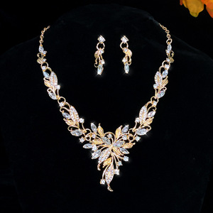<span class=keywords><strong>Parure</strong></span> de bijoux de mariée exquise : collier et boucles d'oreilles ornés de pierres scintillantes, motif floral et feuilles, élégant ensemble de bijoux de mariée en cristal - Product Image 2