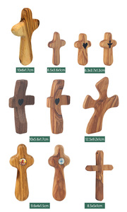 Cruz de oración religiosa de madera de olivo ecológica de mano Cruz grabada decorativa para decoración de interiores y regalo - Product Image 2
