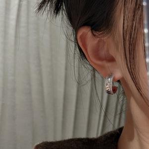 ต่างหูเงินแท้ S925 ดีไซน์โค้ง CNC พร้อมลายดอกไม้รูปหัวใจและเรขาคณิต ดีไซน์เก๋ไก๋และสง่างาม ประดับด้วยโอปอลและเพทาย - Product Image 3