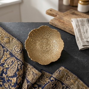 Assiette décorative en métal faite à la main avec incrustation dorée, design bohème, forme irrégulière, peinte à la main, pour les fêtes - Product Image 4