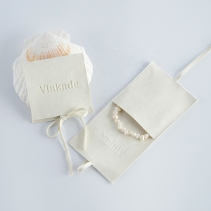 Bolsa de Joyería de Microfibra Estilo Sobre Color Crema Marfil de Alta Calidad, Venta Caliente, Proveedor Chino, con Logotipo Personalizado en Relieve - Product Image 2