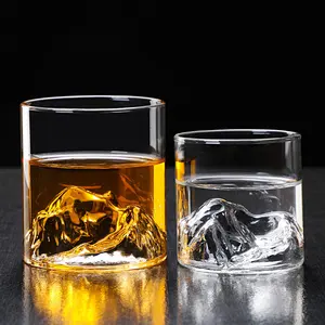 Nouveau design personnalisé de tasse à whisky en verre transparent à haute teneur en borosilicate en forme de montagne