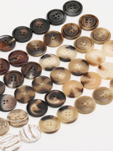 Bán Buôn Đầy Màu Sắc 18L 20L 22L 26L 32L 36L 40L Áo Khoác Phụ Nữ May 4-Lỗ Nút Nhựa Cổ Điển Sao Trái Tim Vuông - Product Image 2