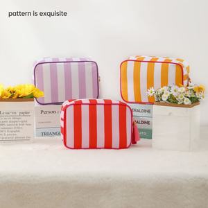 Bolsa de Maquillaje Impermeable de Lona a Rayas, Bolsa de Cosméticos de Alta Calidad con Diseño Personalizado para Mujer, Bolsa con Cremallera y Logotipo Bordado - Product Image 4