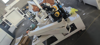 Machine semi-automatique pour le travail du bois, bandes de bord droites et courbes