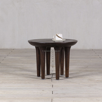 Table d'appoint rustique de luxe en bois massif à bords naturels, faite à la main, écologique, pour un intérieur élégant dans le salon et la maison