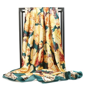 Foulard in Seta con Stampa Floreale Viola e Logo Personalizzato per Donne, <span class=keywords><strong>Hijab</strong></span> Quadrato 90cm, Sciarpa alla <span class=keywords><strong>Moda</strong></span> - Product Image 3