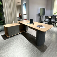 Meubles de bureau de luxe pour la maison. Bureaux et chaises de bureau au design moderne. Bureaux de direction modernes.