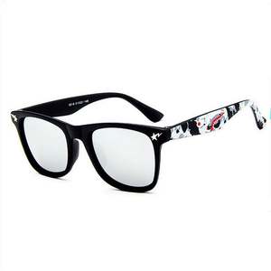 Lunettes de soleil tendance 2025 pour garçons et filles, motif requin coloré, protection UV400, monture carrée, pour enfants - Product Image 6