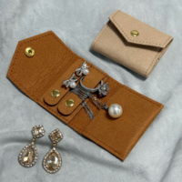 Beige blanc rose Ultra microfibre petit anneau pendentifs bijoux emballage sacs bouton doré Style soutenant les couleurs de Logo personnalisé