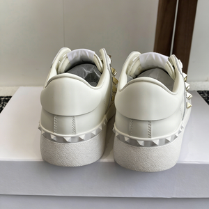 Baskets basses décontractées pour femmes en cuir blanc style clouté or à lacets - Product Image 2