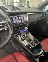 Le 14-21 pour Porsche Macan a été mis à jour avec un nouveau panneau LCD de commande central tactile intégré au tableau de bord.