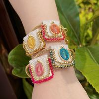 Bracelet religieux bohème en textile tricoté à la main avec breloque émaillée Vierge Marie et chaîne serpent dorée réglable