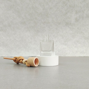 Flacon carré plat en verre transparent de 10 ml avec couvercle en bois et cordon en coton, rechargeable, pour échantillons d'huiles essentielles, parfums et aromathérapie - Product Image 6