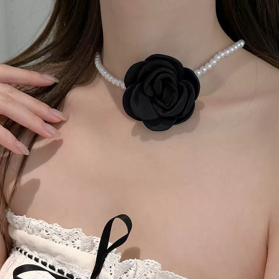 Chaîne de cou en perles noires et blanches