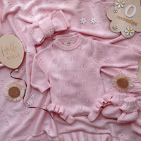 Couverture tricotée pour bébé fille de haute qualité avec bordure à volants, motifs ajourés respirants et doux, tricotée avec un motif à volants, rose, pour emmailloter