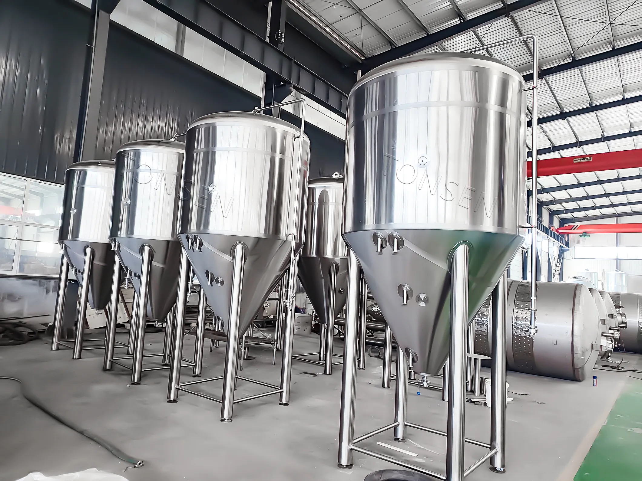 معدات مصنع البيرة سعة 500 لتر و1000 لتر و2000 لتر ماكينة صنع البيرة الحرفية الصغيرة معدات تخمير البيرة
