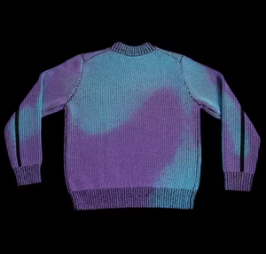 Pull à col rond personnalisé en fil sensible à la couleur changeant de couleur thermochromique tricot réactif pour <span class=keywords><strong>homme</strong></span> INFRA PURPLE CYAN RÉACTIF À LA CHALEUR - Product Image 2
