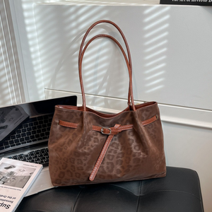 Nouveautés 2026 : Sac à main pour femme, de niche, haut de gamme, tendance et polyvalent, avec bandoulière, poignée supérieure et élégant design croisé - Product Image 6