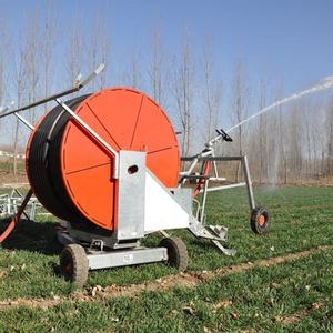 Système d'irrigation mobile sur chariot avec flèche de 30 m et canon à pluie pour l'irrigation automatique et économe en énergie des terres agricoles de 1 à 10 hectares - Product Image 1