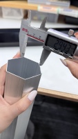 Tubo Hexagonal de Aluminio 6063 T6, Anodizado Negro, Lacado Transparente, Resistente al Fuego, Anticorrosión, Duradero, de Fábrica