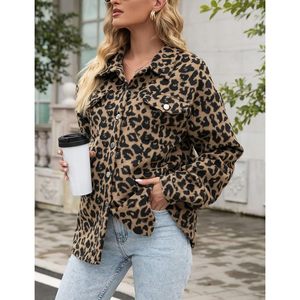 FOXA Abrigo tipo shacket de forro polar con estampado de leopardo para mujer, con solapa y diseño con botones para uso informal - Product Image 4