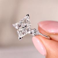 Bague de fiançailles en or blanc massif 10K/14K/18K avec trois diamants de laboratoire taille hexagonale personnalisée de 0,5 à 3 carats, certifiée IGI VS VVS