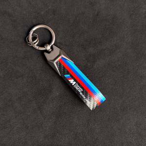 Llavero de Aleación de Zinc con Diseño de Fibra de Carbono y Logotipo Deportivo Tricolor para Mercedes-Benz y Audi, Estilo Lujoso y Moderno - Product Image 6