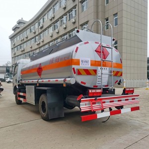 Camion-citerne Dongfeng 4x2 robuste de 10 m³ et 8 m³ pour le transport de carburant et le ravitaillement commercial de diesel inflammable - Product Image 6