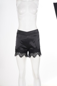 Shorts Y2K en satin noir avec dentelle, taille haute, coupe slim, style minimaliste décontracté pour l'été - Product Image 2