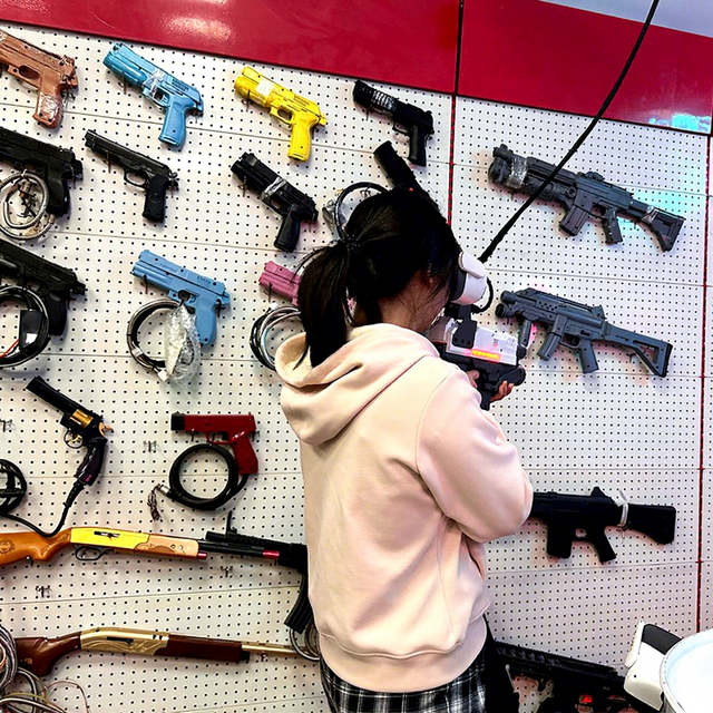 Indoor VR Gun Shooting Game Machine, Realistic VR Gun for Adults, Virtual Reality Shooting Game Equipment
