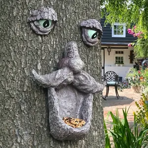 Vendita calda divertente albero faccia scultura in resina <span class=keywords><strong>con</strong></span> gli occhi verdi e <span class=keywords><strong>baffi</strong></span> ricci, struttura corteccia realistica per arredamento giardino all'aperto - Product Image 4