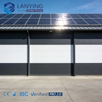 Entrepôt préfabriqué en structure métallique avec toit à panneaux solaires, bâtiment de stockage industriel écoénergétique